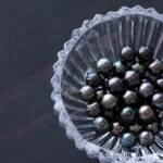 心が弾む！大人のブラック パール イヤーカフ