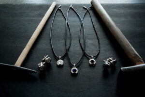 ロッソエブルージュエリーは、世界に一つのお守りジュエリーをお届けするブランド