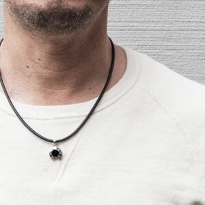 オニキスが秘める力：守り自信を育む“漆黒のお守り”